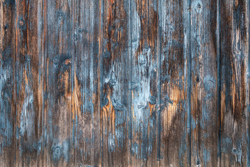 Verwitterte braun-blaue Holzfassade