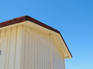 weiße Holzhütte mit Dach