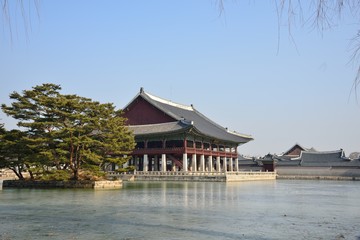 Fototapeta premium artificial island and Gyeonghoeru pond in Gyeongbokgung