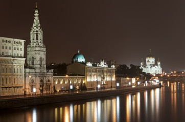 Fototapeta na wymiar Moskva river in Moscow at night