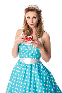 Frau im Sommerkleid mit Tasse Kaffee