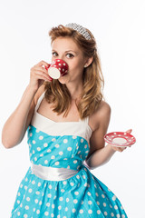 Frau im Sommerkleid trinkt Kaffee
