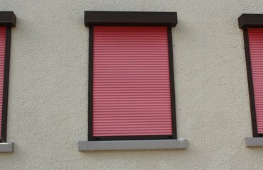 Rosarote Rollladen / Fenster