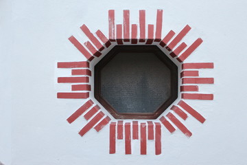 Ein achteckiges Fenster