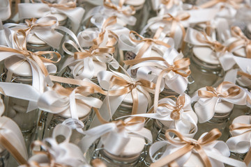 Barattolini ermetici confezionati per bomboniere