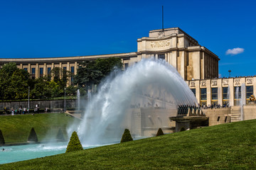 Fountains at Tracadero gardens, Palais Chaillot, Paris, France - obrazy, fototapety, plakaty