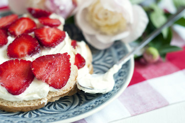 Strawberry sandwiches with butter