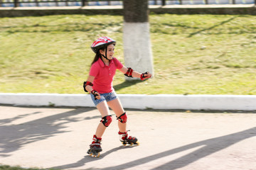 Obraz premium Girl rides on roller skates