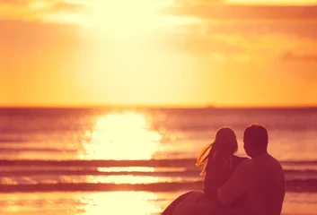 Crédence de cuisine en verre imprimé Mer / coucher de soleil Couple romantique regardant le coucher du soleil