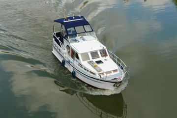 Fototapeta na wymiar Boat on the river Neckar