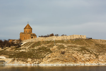 Fototapeta na wymiar Akdamar island and the Armenian church