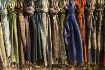 Pashminas de lana en diferentes colores. - obrazy, fototapety, plakaty
