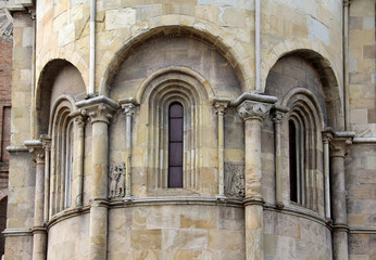 Fototapeta na wymiar Fidenza; Cattedrale di San Donnino; finestre dell'abside