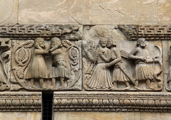 bassorilievo di vizi; particolare; Duomo di Fidenza