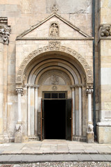 Duomo di Fidenza; il portale di destra