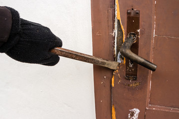 Einbrecher bei der Arbeit