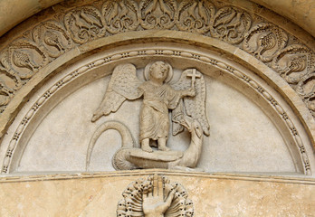 San Michele e il drago; lunetta del portale del duomo di Fidenza