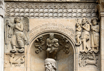 Madonna e Bambino, angelo e pellegrini; bassorilievi Duomo di Fidenza
