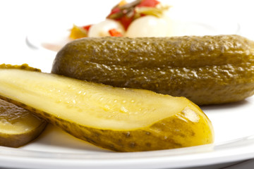Essig-Gurken geschnitten, weißer Hintergrund, 