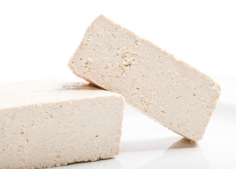 roher Tofu auf weißem Hintergrund 