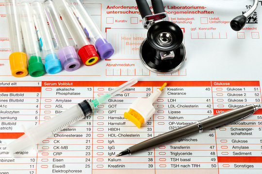 Laborzettel und Utensilien für die Blut Untersuchung