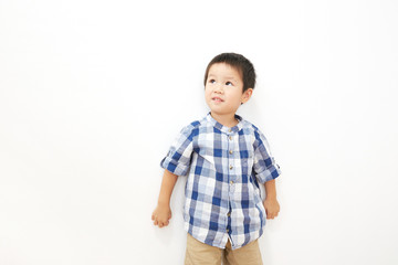 見上げる男の子