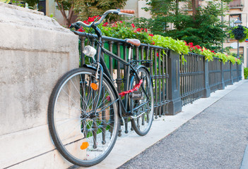 Roadster bike parked by the railing of Saint Paul bridge in Vicenza