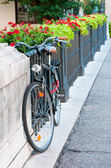 Fototapeta na wymiar Roadster bike parked by the railing of Saint Paul bridge in Vicenza