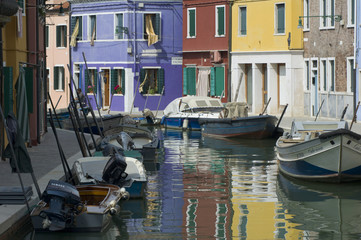Fototapeta na wymiar le tipiche case colorate di Burano - Venezia 