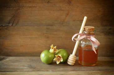 Obraz na płótnie Canvas rosh hashanah (jewesh holiday) concept - honey pomegranate