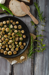 Salad of small mushrooms and herbs