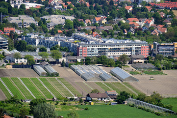 Blick über Wien mit Gärtnerei und Glashäusern