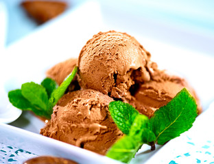 Ice cream scoops with chocolate topping