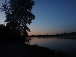 Fototapeta na wymiar Вечер и закат на реке в средней полосе России