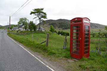 Cabine téléphonique sur une route des Highlands en Ecosse