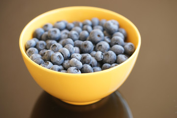 Голубика в жёлтой миске