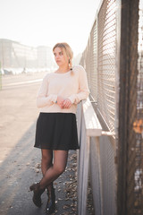 Obraz premium young beautiful blonde woman outdoor