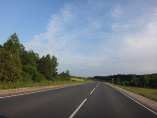 Fototapeta premium Двухполосная трасса с разметкой белой краской