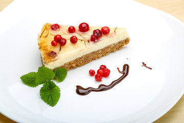 Cheesecake with berries and mint
