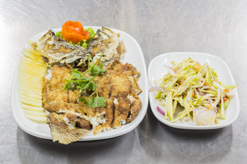  Fried fish with mango salad