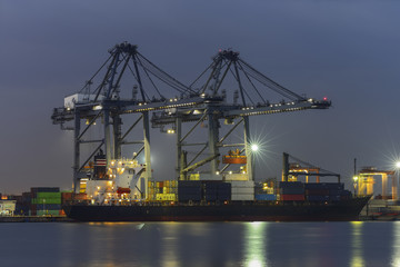 Obraz premium Container Cargo freight ship with working Export at twilight