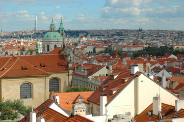 Obraz premium St. Nicholas Church and the red roofs in Prague