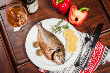 Fried fish with white wine