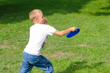 Obraz premium Little boy playing frisbee