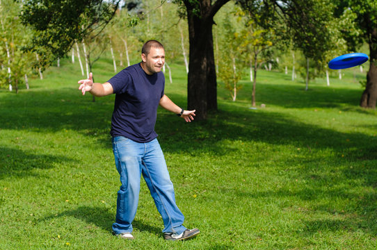 Young man playing frisbee