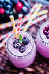 Photo sur Plexiglas Milk-shake Fresh berry smoothies on mason jars