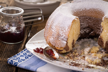 ring cake sprinkled with sugar