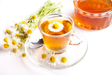 aromatischer Kräuter-Tee mit Kamille und Honig, weißer Hintergrund