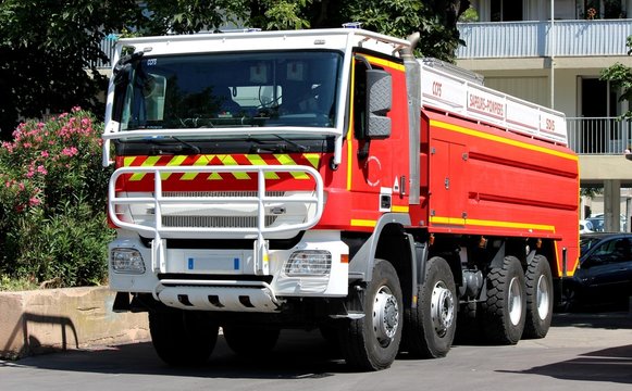 Camion citerne d'attaque des sapeurs-pompiers
