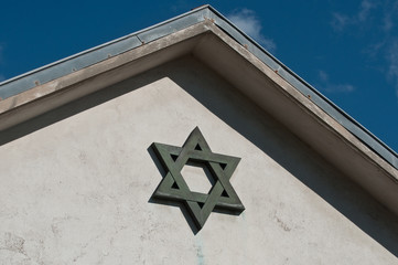 croix juive sur une façade d'un monument funéraire